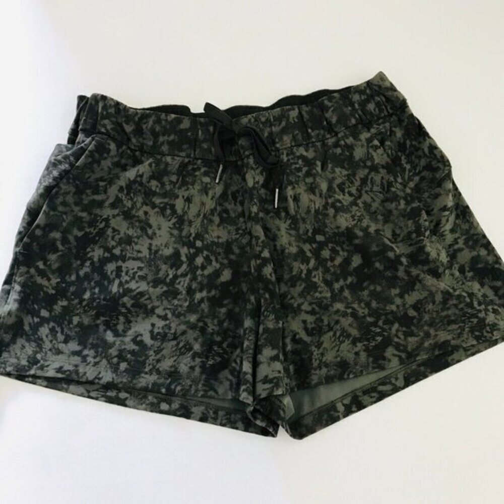 p7 LULULEMON womens ON THE FLY shorts size 10 EUC ** Green & black  ***